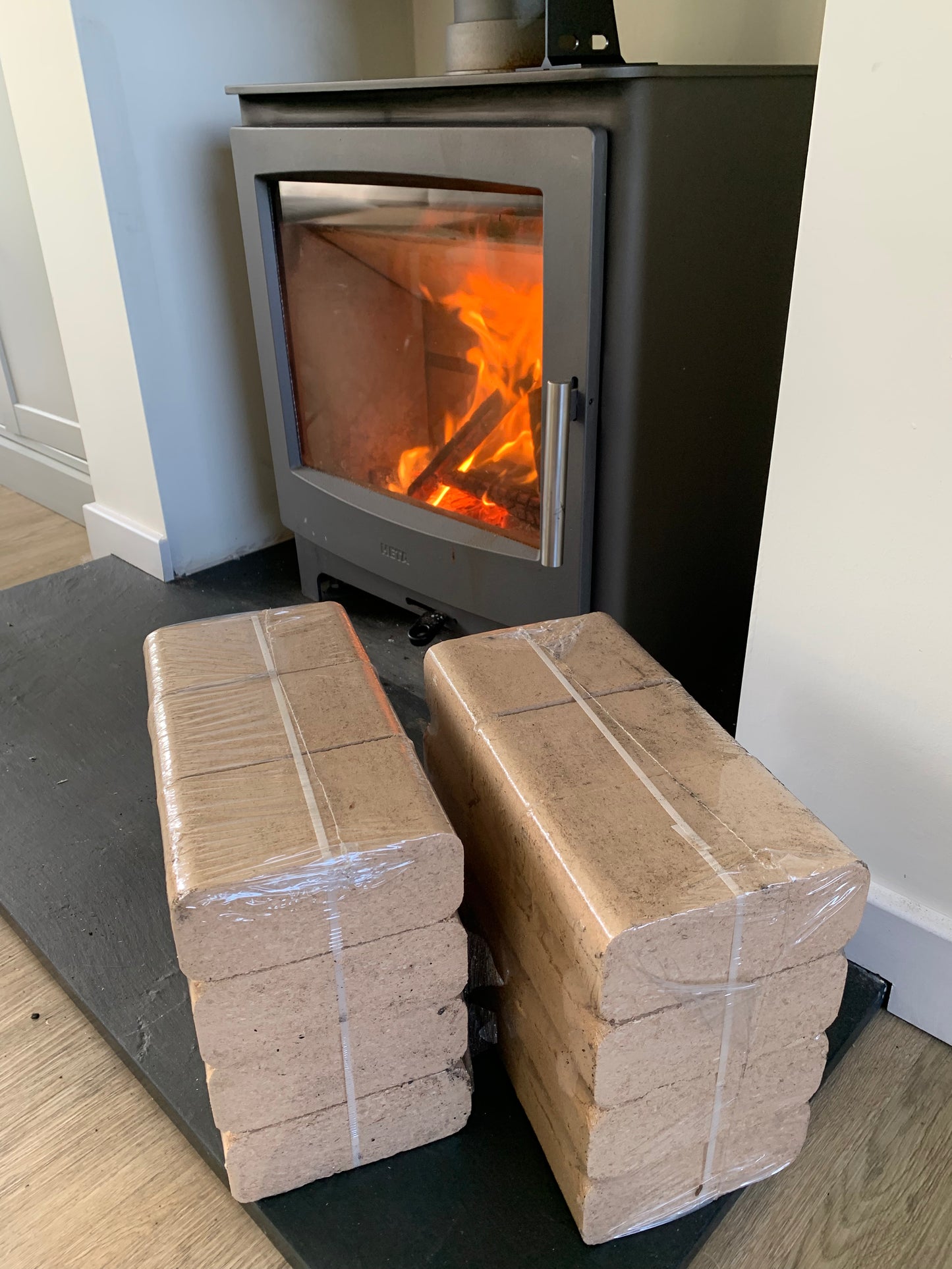 10 packs x 100% oak bricks (12 in a pack) 10 x 11kg